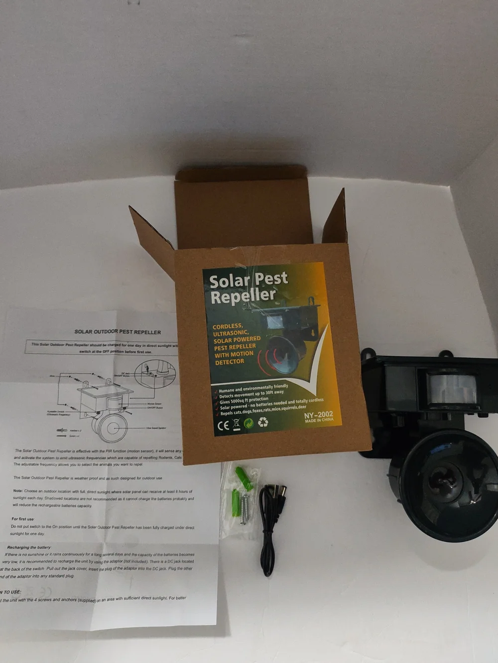 Solar-Powered Green Bird Repeller with Visual Deterrent